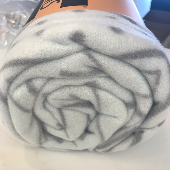 TOMS POLAR FLEECE BLANKET NEW - Picture 7 of 8